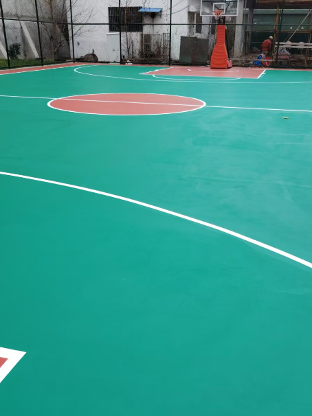 友好 球场长期使用易出现地面开裂